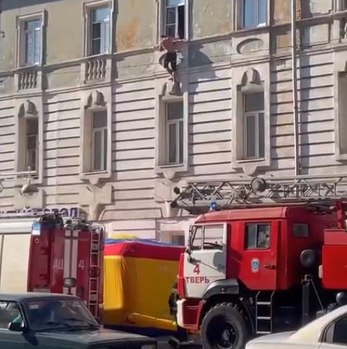Мужчина в центре Твери висел на окне и был спасен Мужчина в центре Твери висел на окне и был спасен