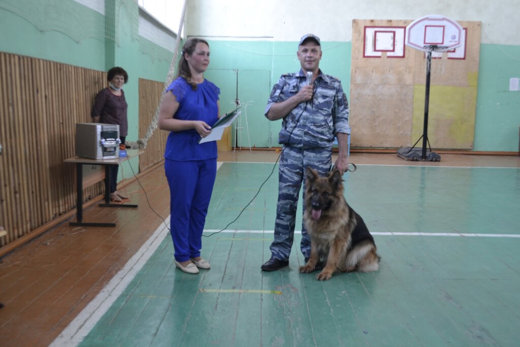 В Западной Двине для детей школьного лагеря провел занятие кинолог