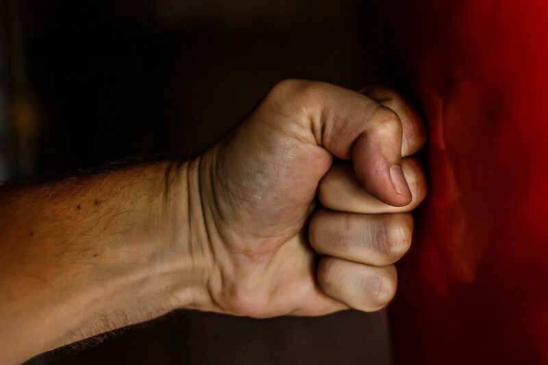 Житель Тверской области избил свою знакомую и забрал деньги Житель Тверской области избил свою знакомую и забрал деньги