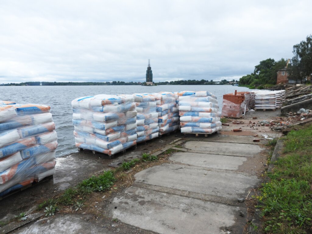 В Калязине благоустраивают набережную В Калязине благоустраивают набережную