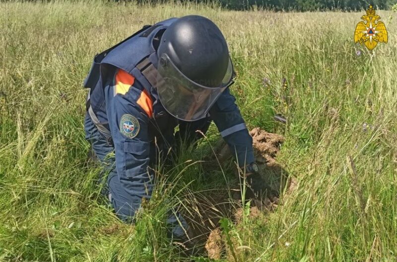 В Оленинском округе саперы уже месяц разминируют огромное поле В Оленинском округе саперы уже месяц разминируют огромное поле