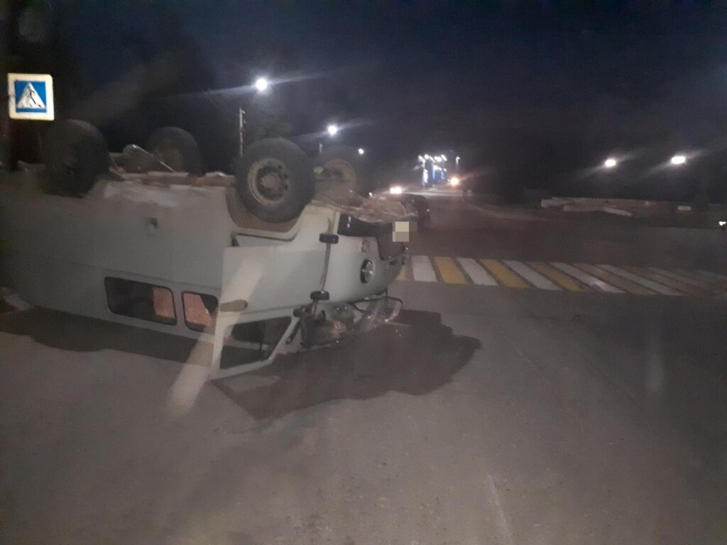 В Тверской области УАЗ опрокинулся после столкновения с иномаркой В Тверской области УАЗ опрокинулся после столкновения с иномаркой