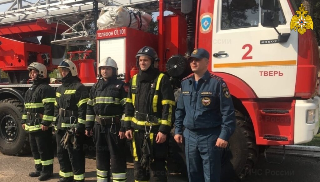 Тверские пожарные спасли мужчину из горящей квартиры Тверские пожарные спасли мужчину из горящей квартиры