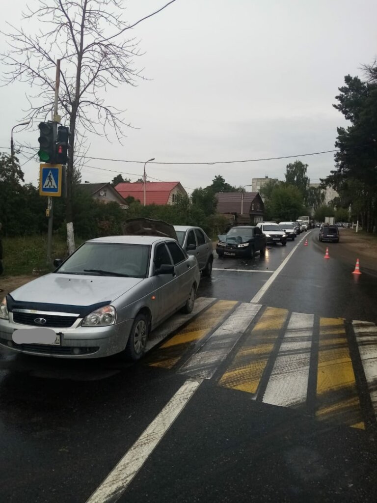 При столкновении трех машин в Твери пострадала молодая девушка При столкновении трех машин в Твери пострадала молодая девушка.