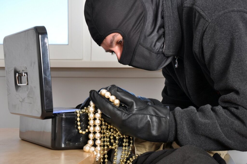 В Тверской области мужчина обокрал квартиру на 85 тысяч рублей