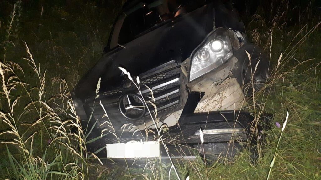 Дорогая иномарка оказалась в кювете в Тверской области Дорогая иномарка оказалась в кювете в Тверской области