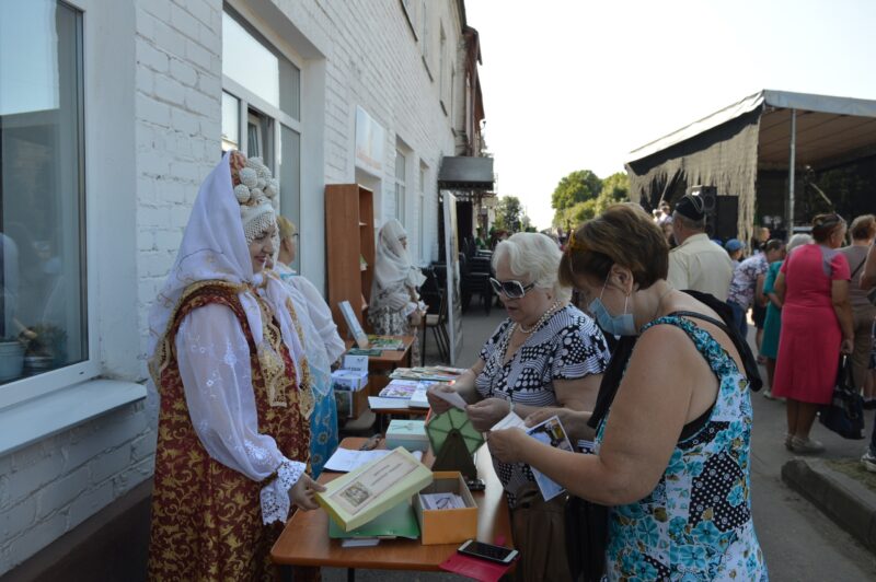 Торопецкая библиотека в День города знакомила горожан с историей Торопецкая библиотека в День города знакомила горожан с историей