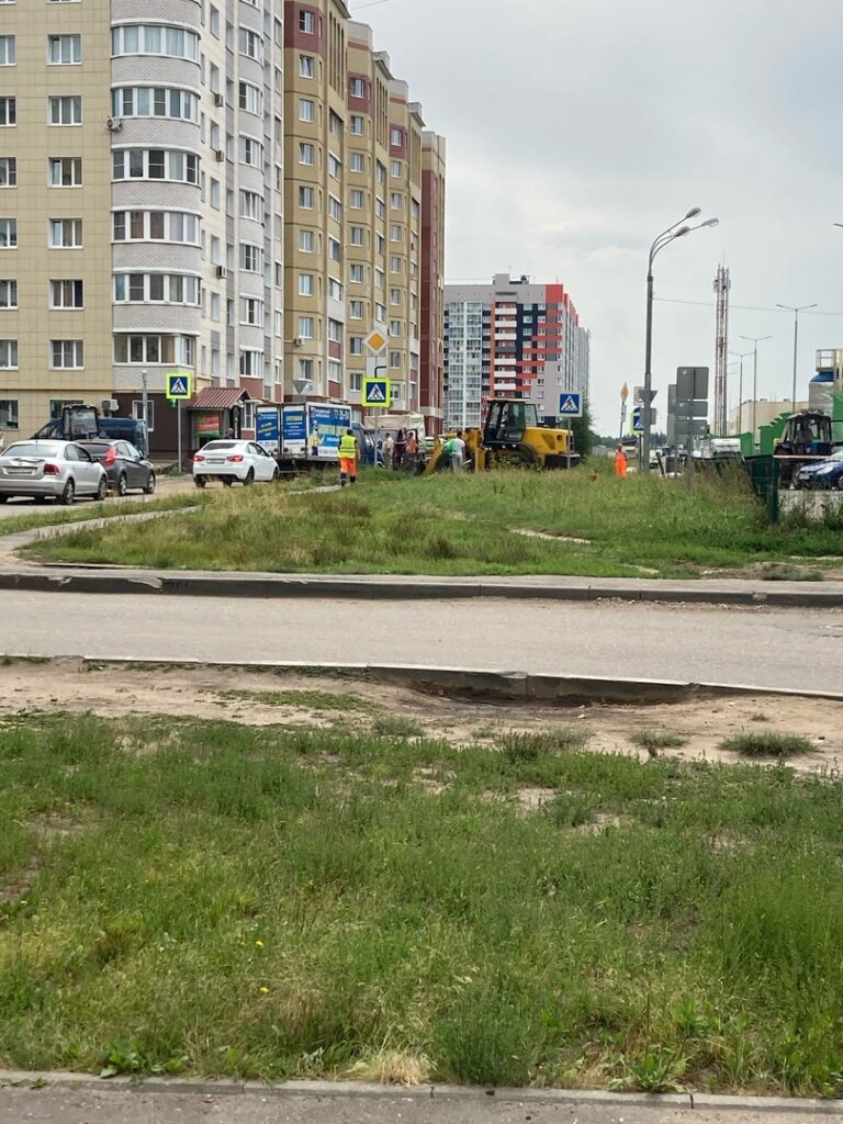 У крупного торгового центра в Твери перекрыли дорогу У крупного торгового центра в Твери перекрыли дорогу