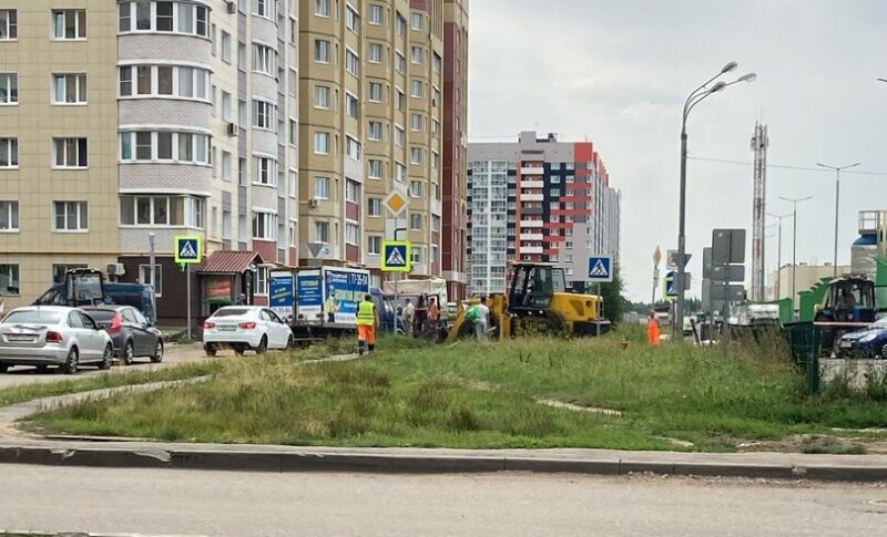 У крупного торгового центра в Твери перекрыли дорогу У крупного торгового центра в Твери перекрыли дорогу