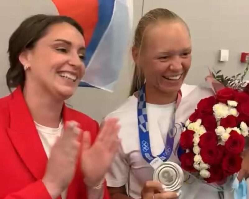 Тверская делегация во главе с Юлией Сарановой встретила в Шереметьево серебряного призёра Олимпиады Василису Степанову