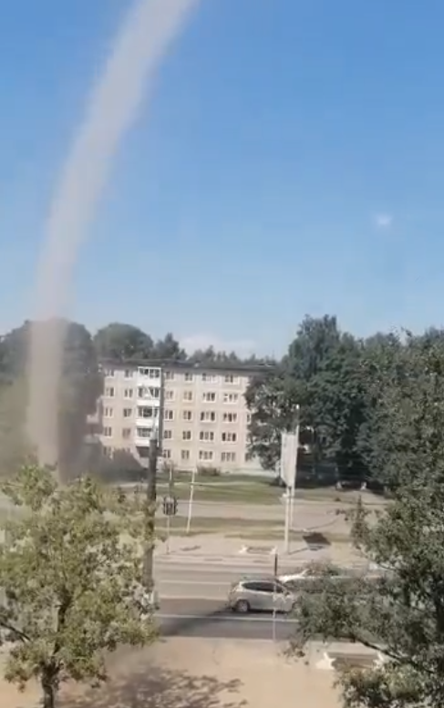 Жители Твери стали свидетелями опасного природного явления Жители Твери стали свидетелями опасного природного явления
