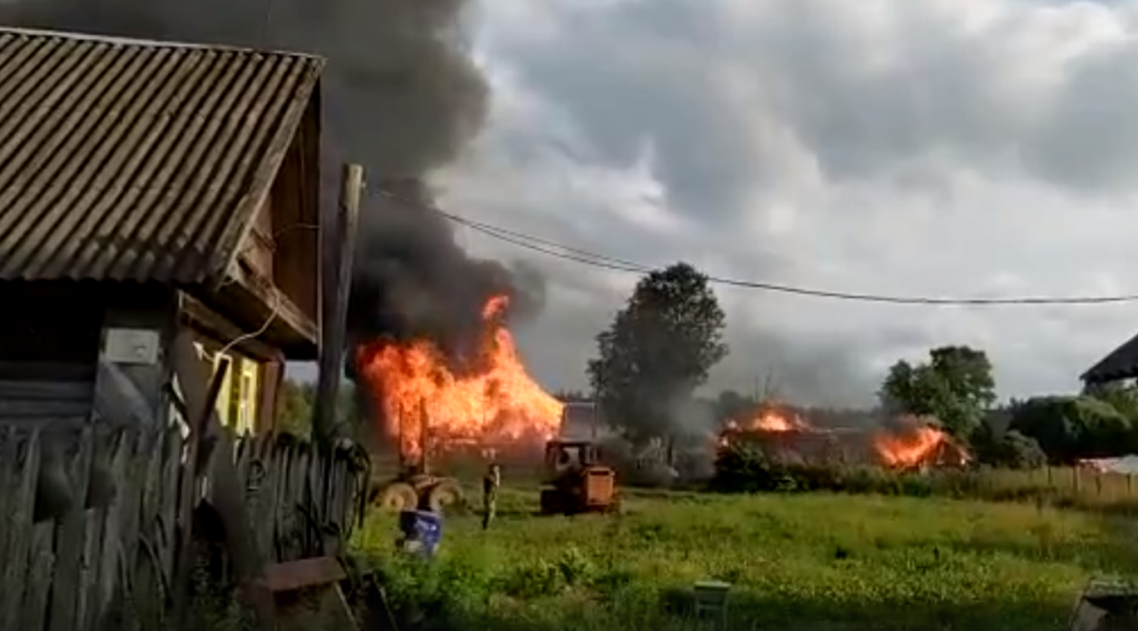 В Тверской области несколько часов тушили два горящих дома