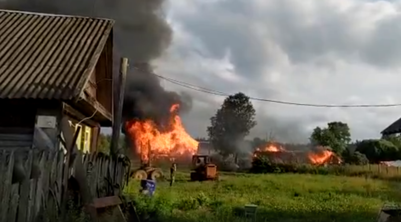 В Тверской области несколько часов тушили два горящих дома В Тверской области несколько часов тушили два горящих дома