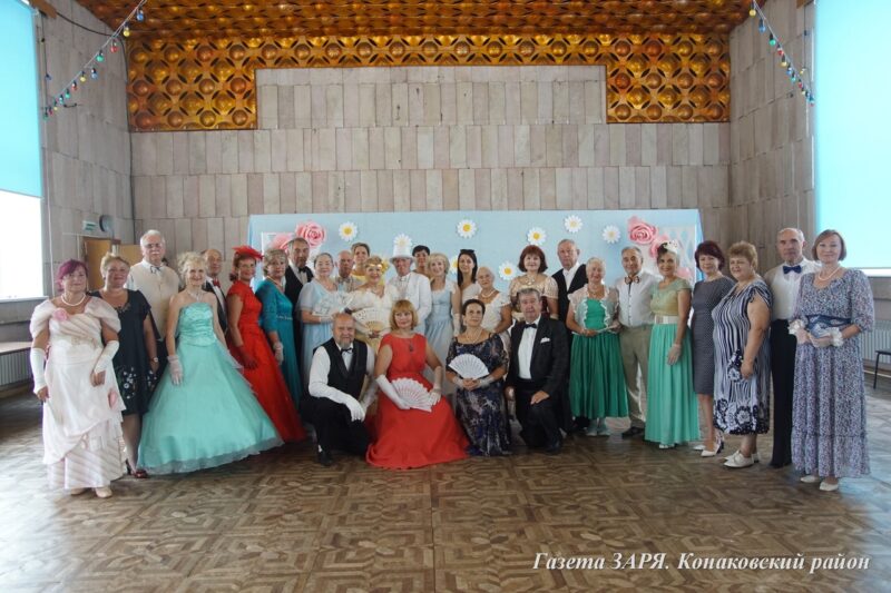 В ДК «Современник» города Конаково дам и кавалеров учили историческому танцу В ДК «Современник» города Конаково дам и кавалеров учили историческому танцу