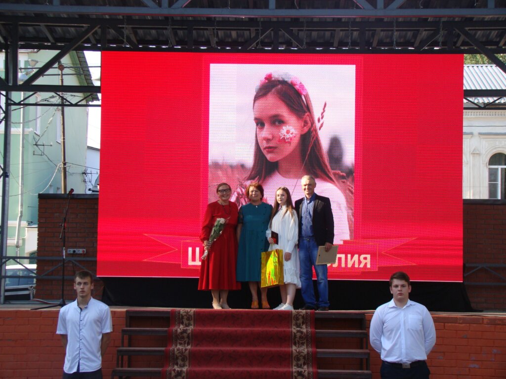 Вышневолоцкие медалисты заполнили Венециановский сквер Вышневолоцкие медалисты заполнили Венециановский сквер