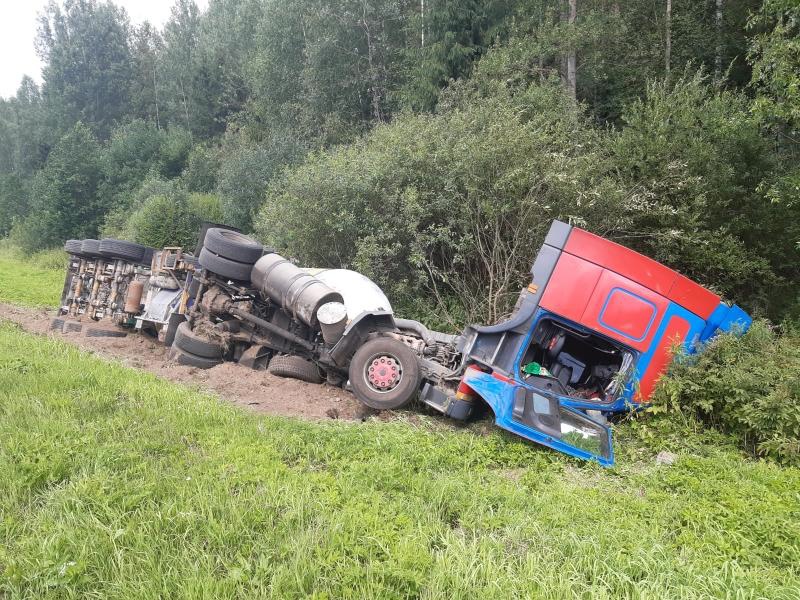 В Тверской области из-за лопнувшего колеса большегруз оказался в кювете В Тверской области из-за лопнувшего колеса большегруз оказался в кювете