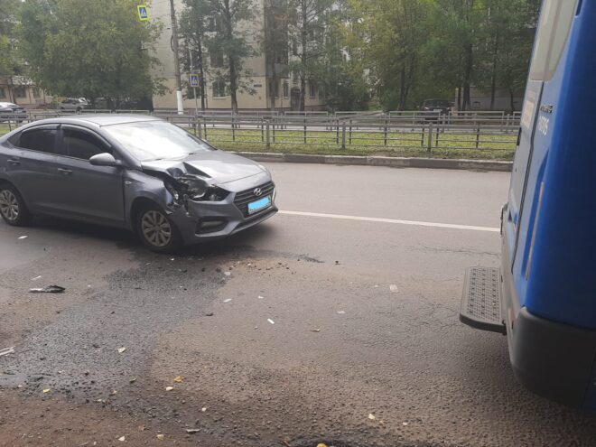 В Твери в аварии с синим автобусом пострадал подросток 27 августа на улице Паши Савельевой в Твери произошло дорожно-транспортное происшествие. Участниками аварии стала иномарка "Хендай" и автобус "Транспорта Верхневольжья". Известно, что автомобиль "Хендай" врезался сзади в автобус. В результате аварии повреждения получила 16-летняя пассажирка лекговушки. По последним данным она не была пристегнута. Девушку доставили в больницу. Подробности происшествия уточняются, ооб этом сообщило УГИБДД по Тверской области.