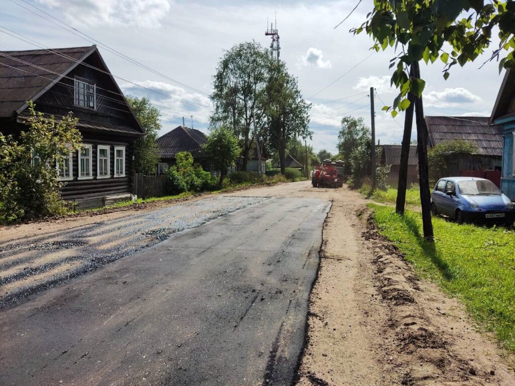 В Бологое на улице Мира ремонтируют дорогу