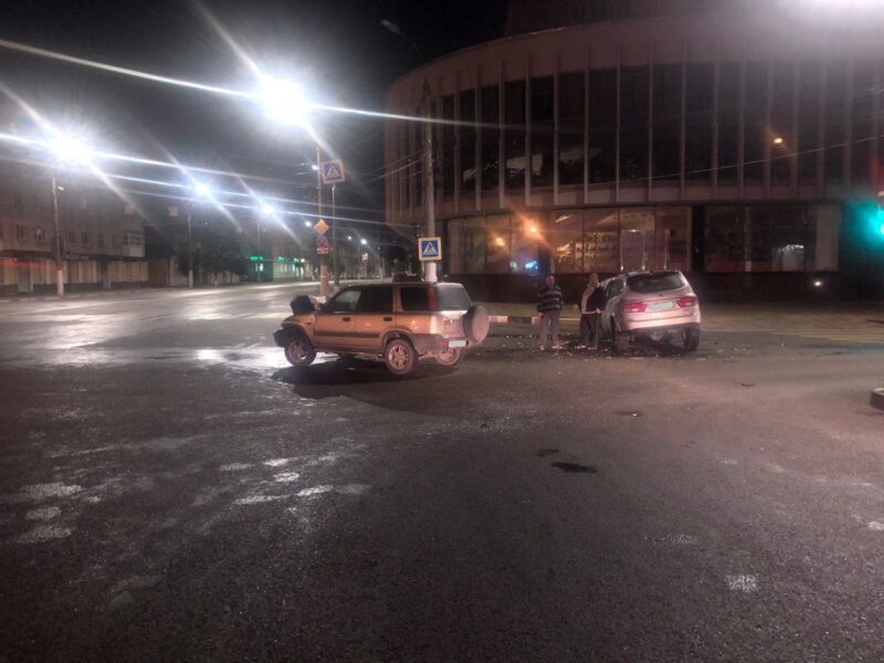 В Твери на улице Горького столкнулись две иномарки В Твери на улице Горького столкнулись две иномарки