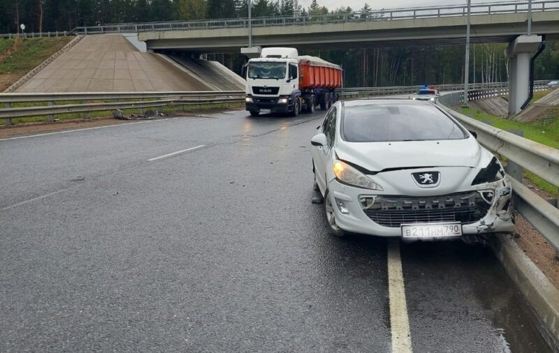 В Тверской области автомобиль влетел в "отбойник" на трассе В Тверской области автомобиль влетел в "отбойник" на трассе