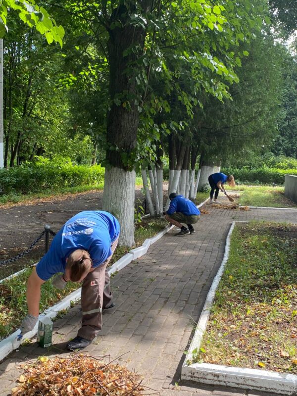 Студотряд Тверьэнерго принял участие в благоустройстве воинского мемориала