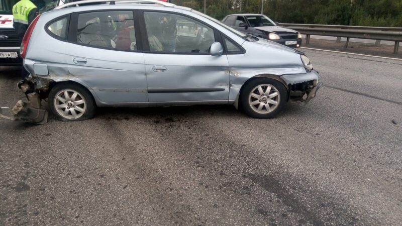 В Тверской области на трассе М-10 столкнулись фура и легковушка