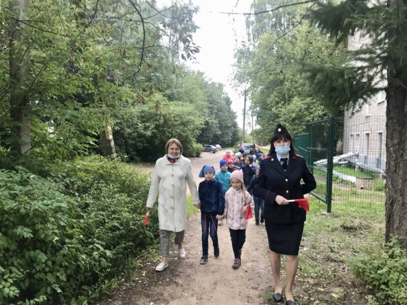 В Тверской области сотрудники Госавтоинспекции пошли на прогулку с детсадовцами В Тверской области сотрудники Госавтоинспекции пошли на прогулку с детсадовцами