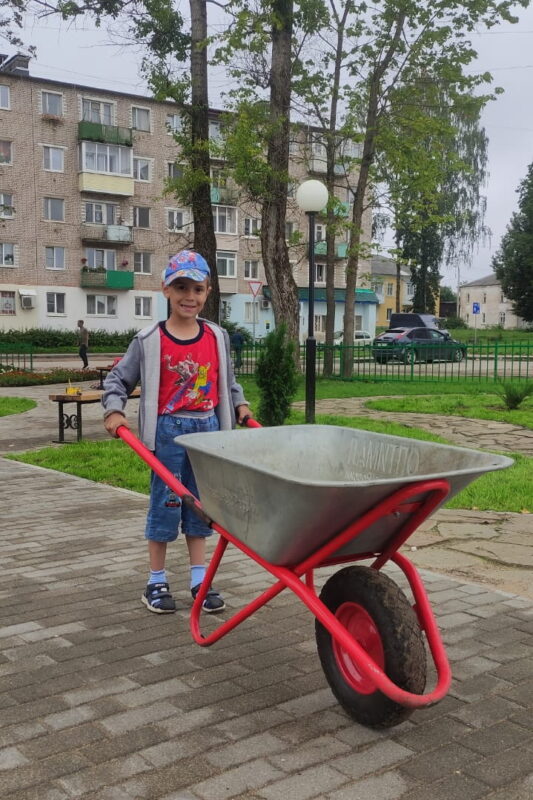 Главным героем субботника в Тверской области стал маленький мальчик Главным героем субботника в Тверской области стал маленький мальчик