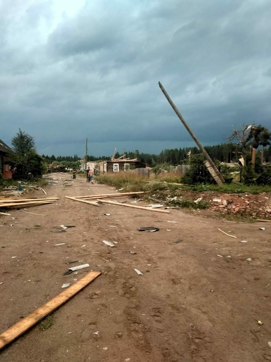 Оленинские экстренные службы помогали ликвидировать последствия урагана в Андреаполе Оленинские экстренные службы помогали ликвидировать последствия урагана в Андреаполе