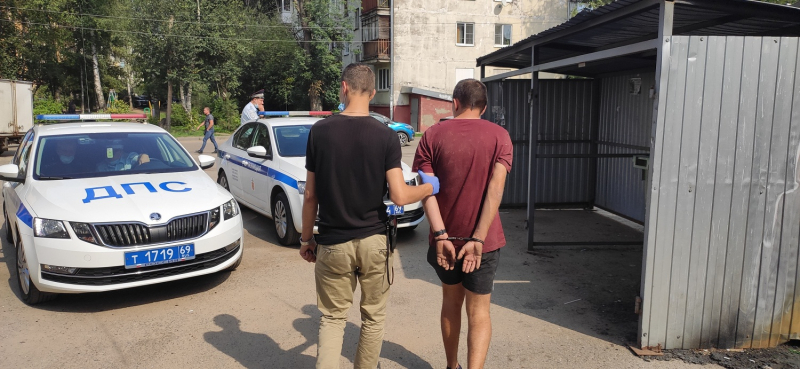 В Тверской области сотрудники ГИБДД обнаружили угонщика из Краснодарского края В Тверской области сотрудники ГИБДД обнаружили угонщика из Краснодарского края