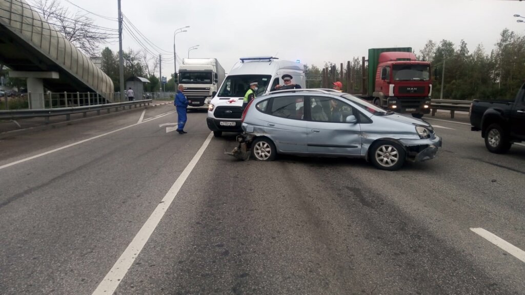 В Тверской области на трассе М-10 столкнулись фура и легковушка В Тверской области на трассе М-10 столкнулись фура и легковушка