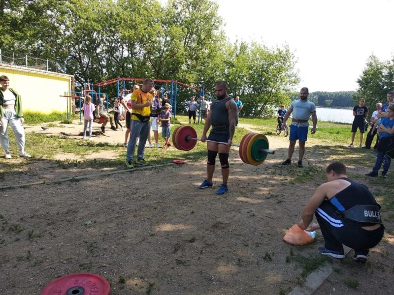 В городе Бологое соревновались силачи
