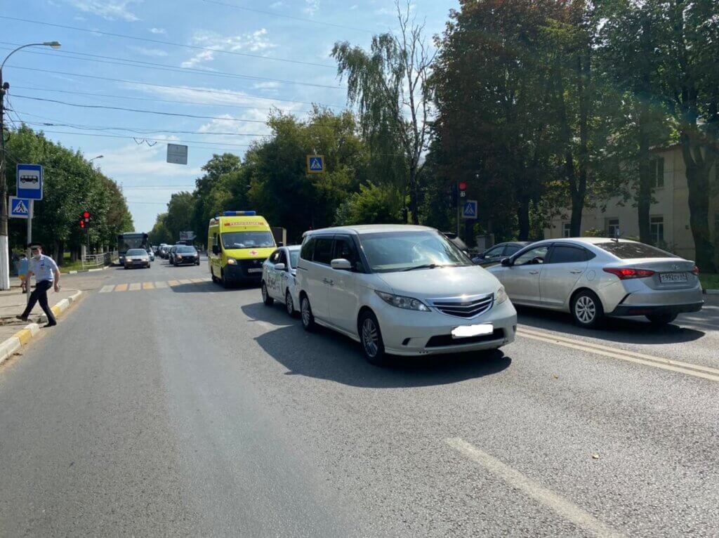 В Тверской области такси столкнулось с другой легковушкой