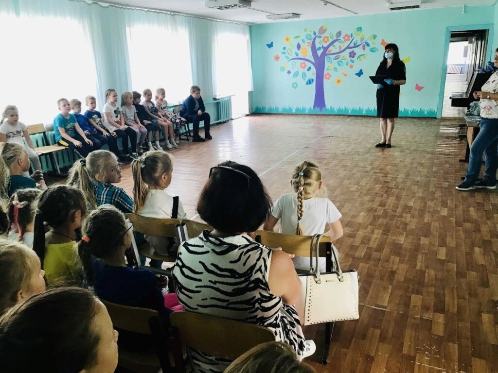 В Тверской области Госавтоинспекторы провели занятие с воспитанниками пришкольного лагеря В Тверской области Госавтоинспекторы провели занятие с воспитанниками пришкольного лагеря