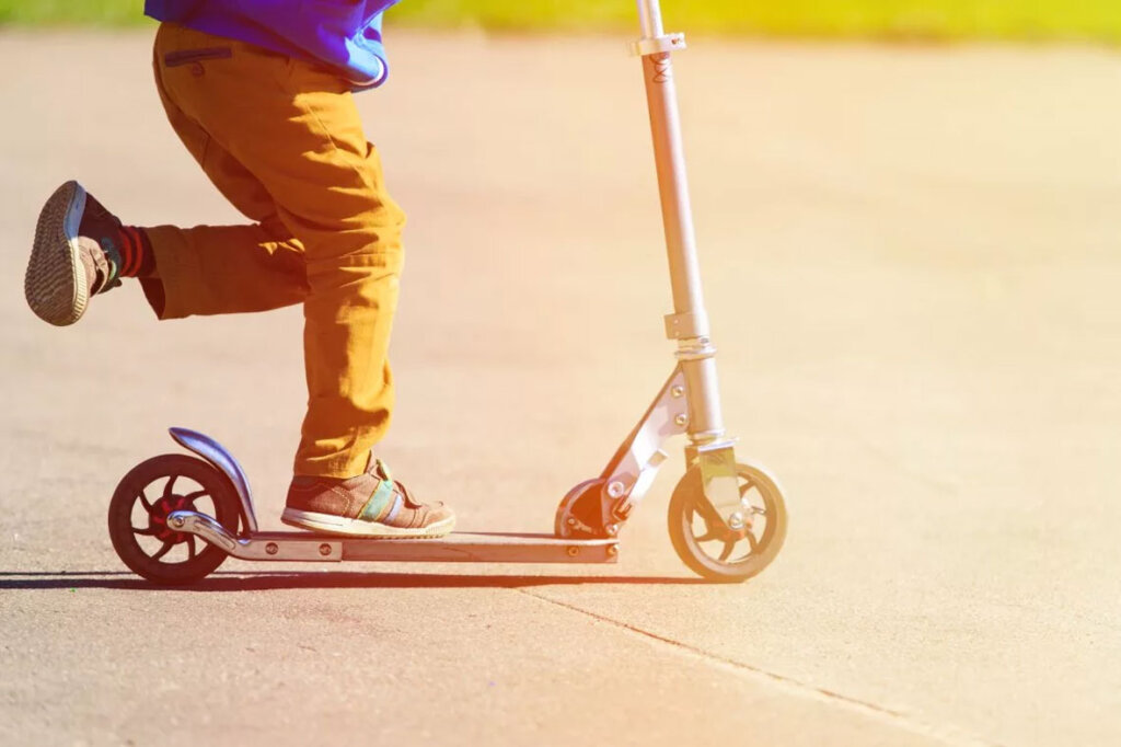 В Тверской области сбили мальчика на самокате, нарушившего ПДД