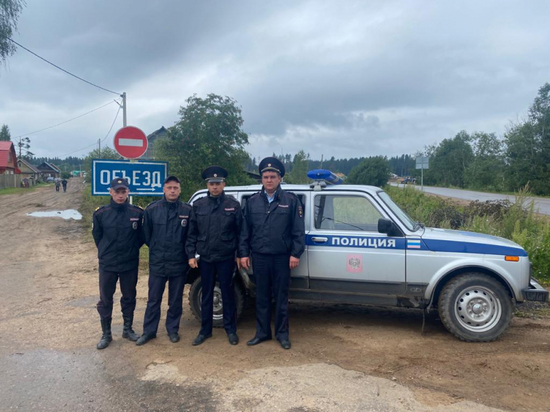 В Андреаполе полицейские охраняют пострадавшие от урагана дома В Андреаполе полицейские охраняют пострадавшие от урагана дома