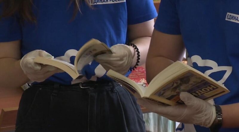 Тверские волонтеры подарили книги детской библиотеке