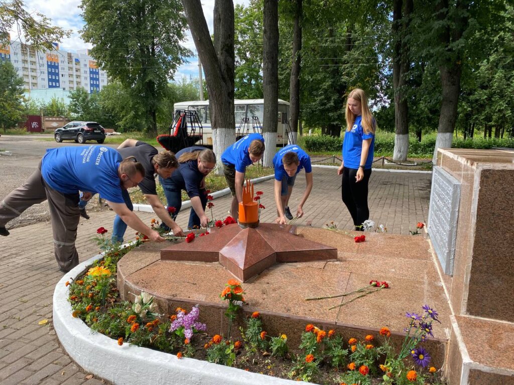 Студотряд Тверьэнерго принял участие в благоустройстве воинского мемориала