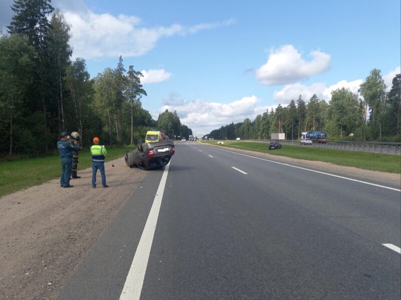 В Тверской области автомобиль перевернулся и остался лежать на крыше В Тверской области автомобиль перевернулся и остался лежать на крыше
