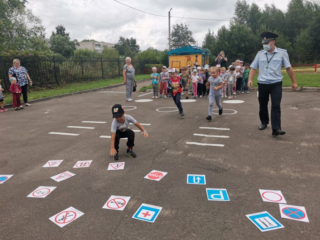 Сотрудники тверской Госавтоинспекции рассказали дошкольникам о правильном поведении