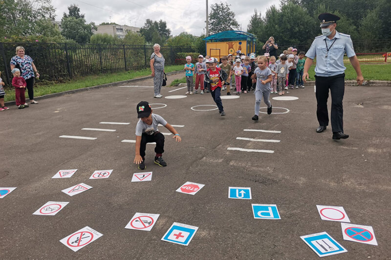 Сотрудники тверской Госавтоинспекции рассказали дошкольникам о правильном поведении