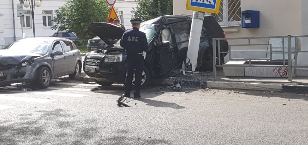 В Твери гонщица и шумахер встретились на перекрестке