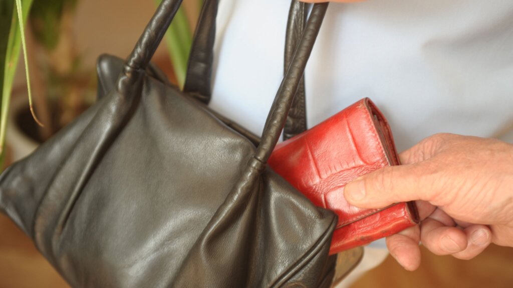 В Твери мужчина украл кошелек у коллеги по работе