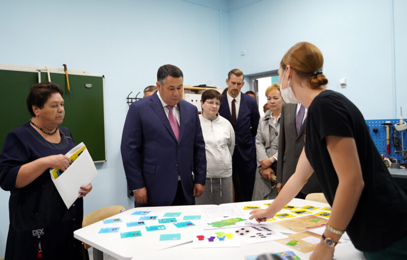Игорь Руденя отметил краеведческий проект в Мирновской школе Торжокского района