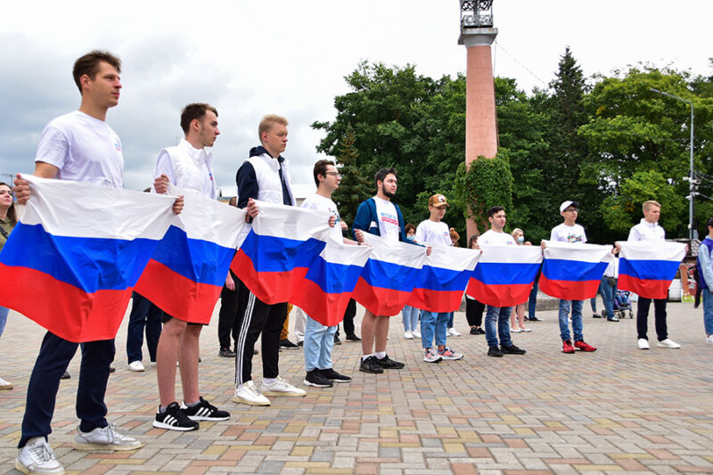 В Твери развернули 12-метровый флаг Российской Федерации