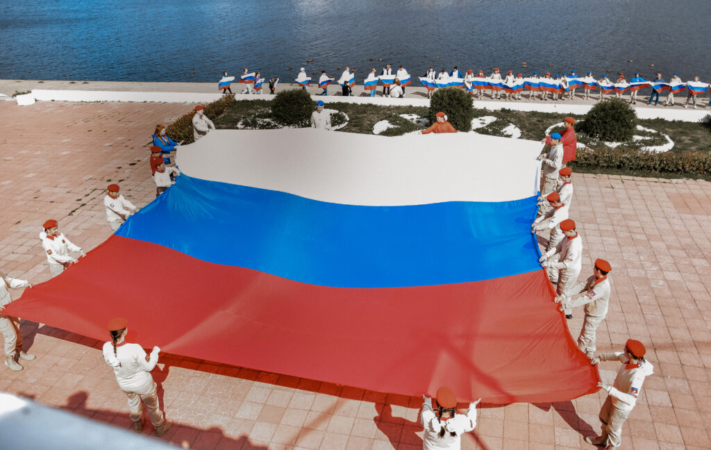 В Твери развернули 12-метровый флаг Российской Федерации В Твери развернули 12-метровый флаг Российской Федерации