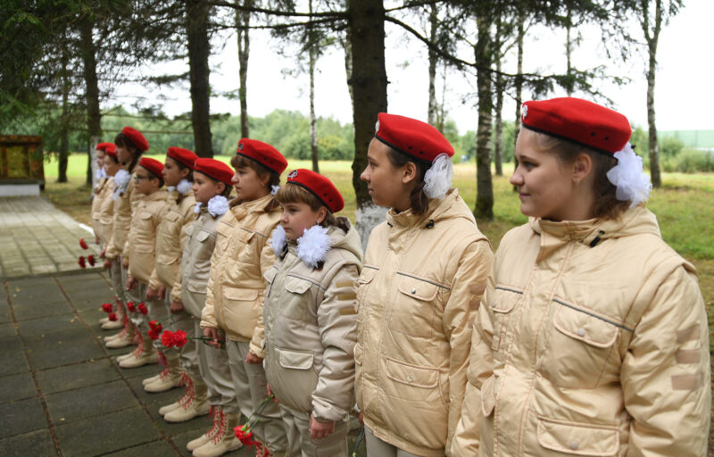 Игорь Руденя в поселке Мирный Торжокского района возложил цветы к Мемориалу памяти павших воинов