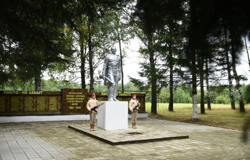 Игорь Руденя в поселке Мирный Торжокского района возложил цветы к Мемориалу памяти павших воинов