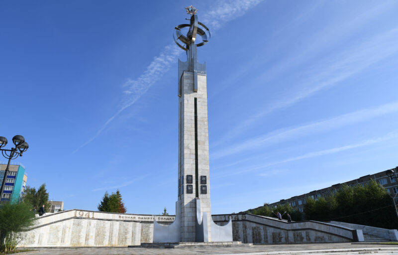 Игорь Руденя возложил цветы к Обелиску Победы в Удомле