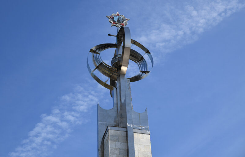 Игорь Руденя возложил цветы к Обелиску Победы в Удомле